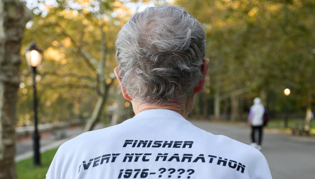 Dave Obelkevich di spalle con la maglietta &lsquo;Finisher every NYC Marathon 1976-????&rsquo;