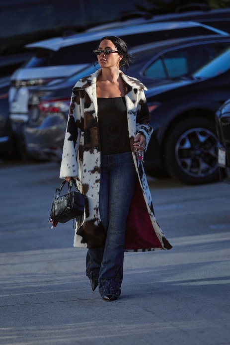 Demi Lovato a Los Angeles con cappotto Desigual cow print e jeans svasati