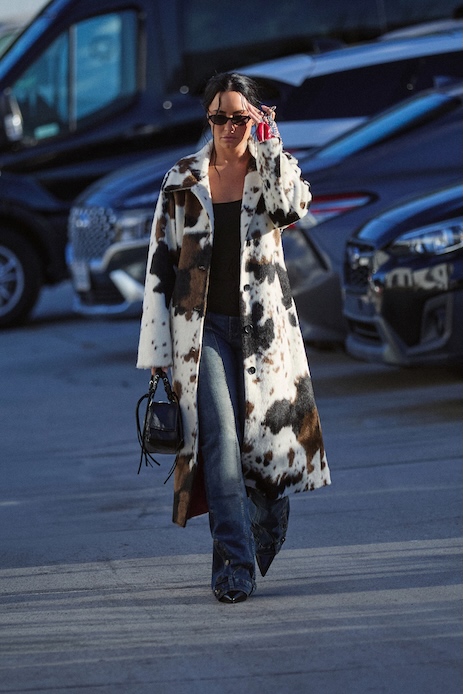Demi Lovato a Los Angeles con cappotto cow print Desigual, top nero e jeans flare
