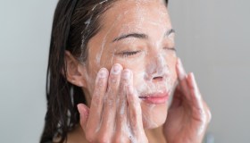 L’unica mousse detergente delicata che mi aiuta davvero a tenere sotto controllo impurità e pelle lucida