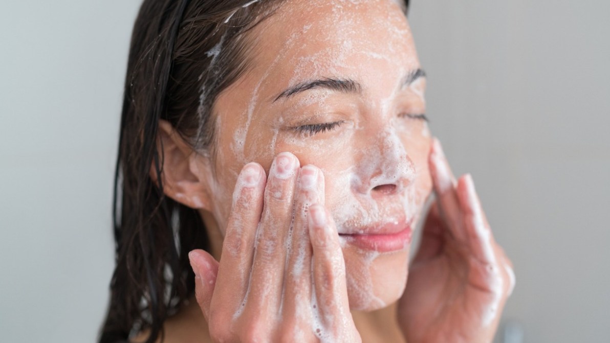 L’unica mousse detergente delicata che mi aiuta davvero a tenere sotto controllo impurità e pelle lucida