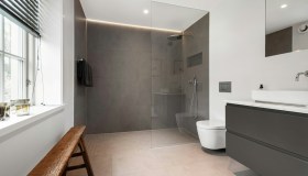 Bagno piccolo? Togliete il box doccia e lo spazio raddoppia (almeno agli occhi)