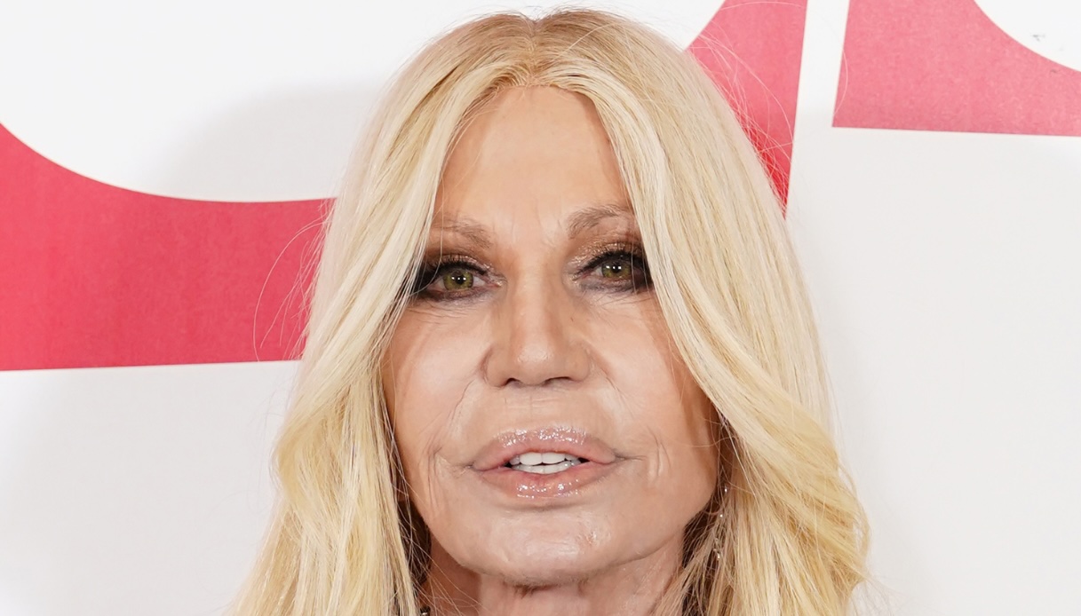 donatella versace a 71 anni in nero ma il dettaglio che cambia tutto 232 il drappeggio da Dilei.it donatella versace a 71 anni in nero ma il dettaglio che cambia tutto 232 il drappeggio