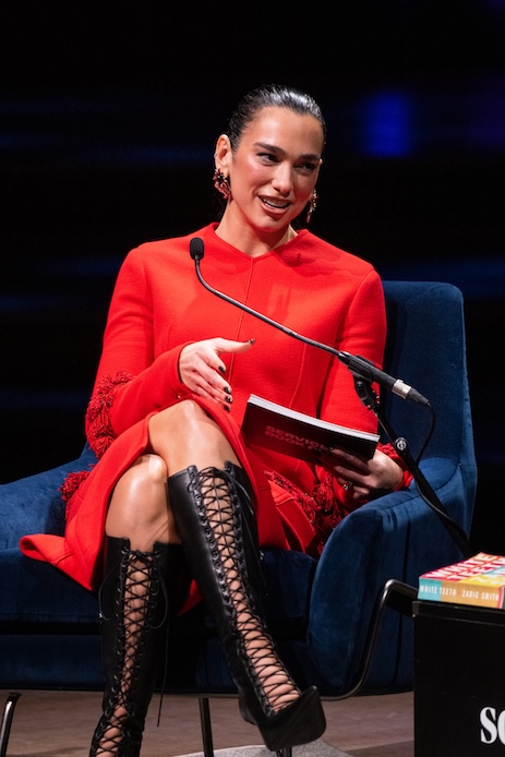 Dua Lipa al London Literature Festival 2026 con completo rosso Chanel, stivali stringati neri Le Silla e orecchini scultorei