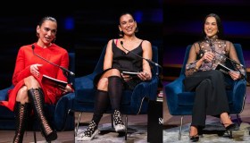 Dua Lipa, altro che look da biblioteca: tre outfit spettacolari tra piume, stivali e trasparenze