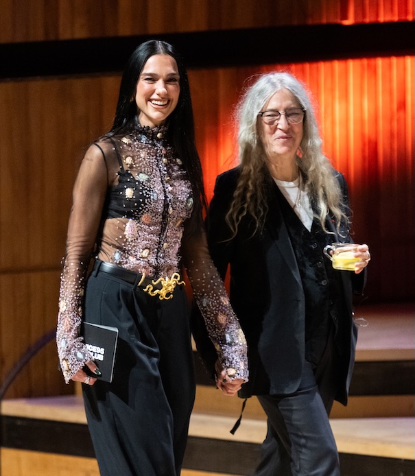 Dua Lipa e Patti Smith al London Literature Festival 2026, con la cantante in top Schiaparelli trasparente ricamato e pantaloni neri sartoriali.