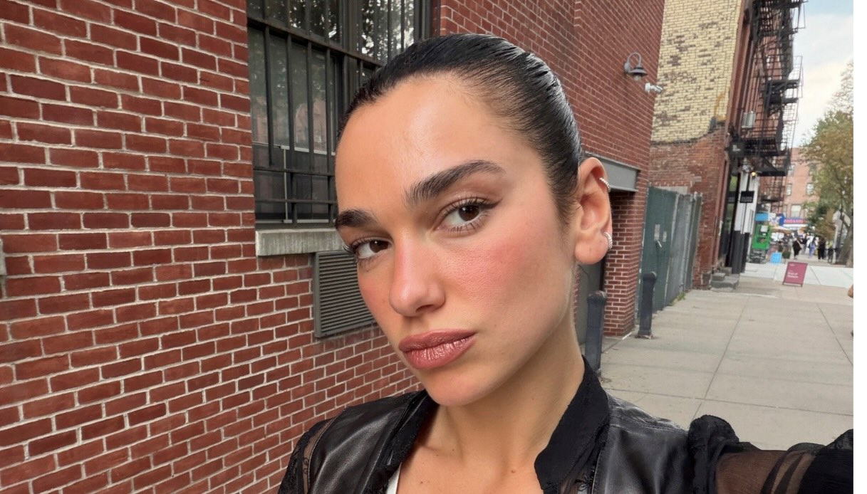 il trench extra large di dua lipa ha fatto impazzire il web e noi lo abbiamo trovato in versione low cost da Dilei.it il trench extra large di dua lipa ha fatto impazzire il web e noi lo abbiamo trovato in versione low cost