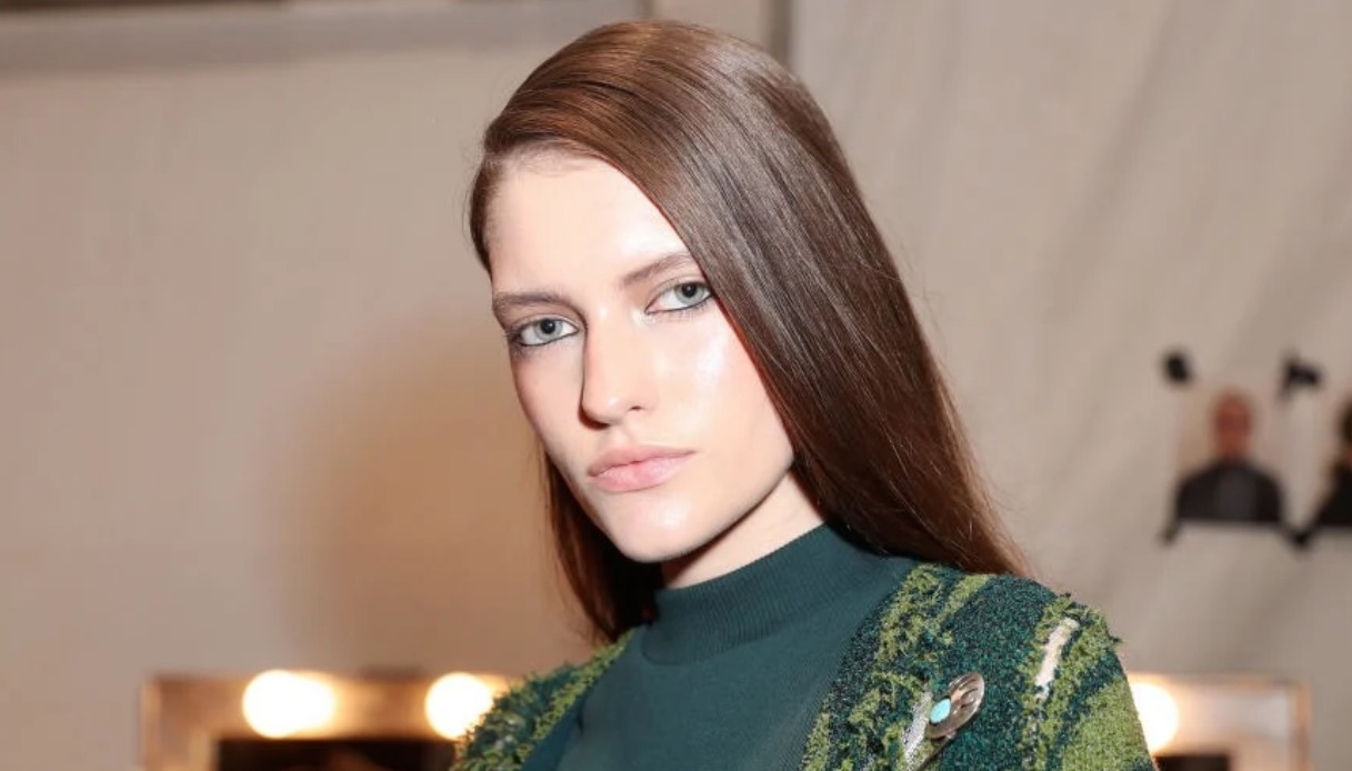 Ci vogliono solo 3 prodotti per ricreare i viralissimi glass hair, la chioma dall’effetto specchiato che tutte vogliono