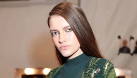 Ci vogliono solo 3 prodotti per ricreare i viralissimi glass hair, la chioma dall’effetto specchiato che tutte vogliono