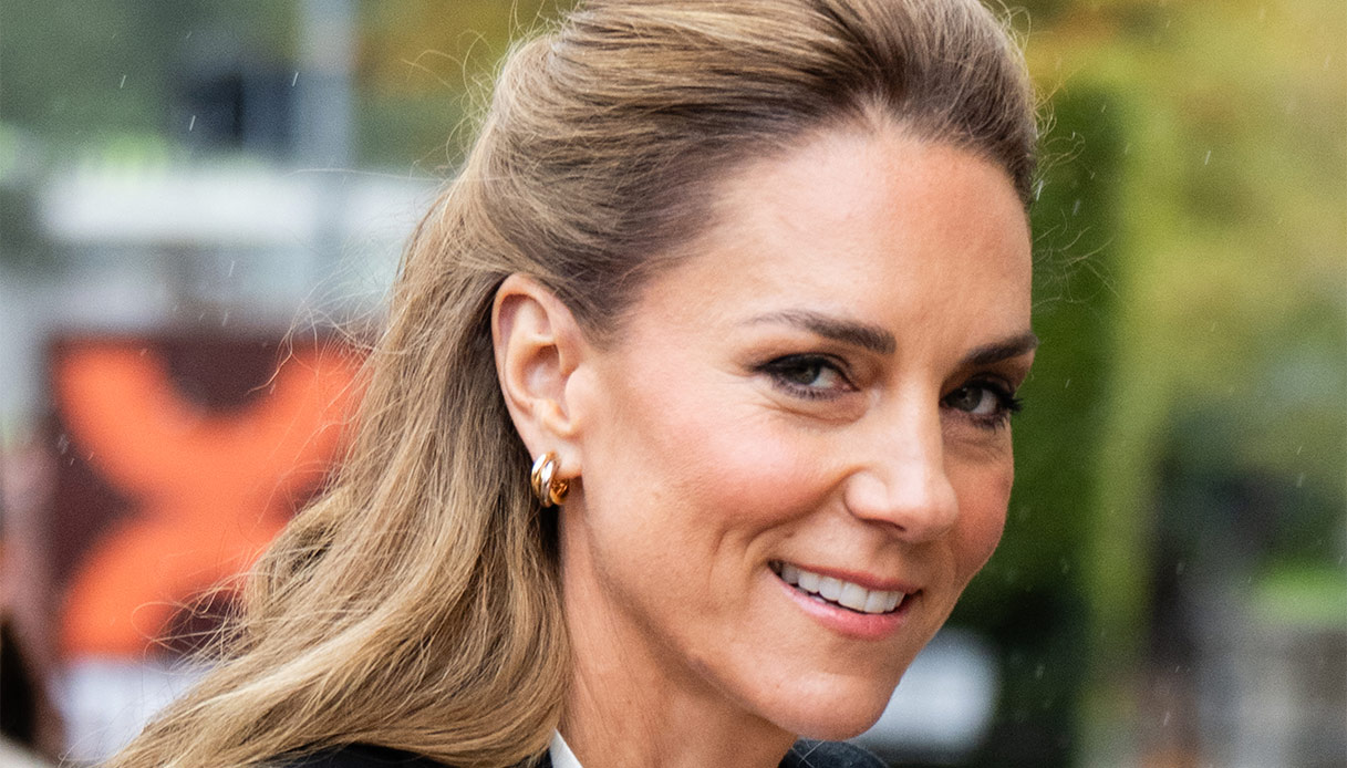 kate middleton a belfast sfida la pioggia coi tacchi alti e la gonna spaziale da Dilei.it kate middleton a belfast sfida la pioggia coi tacchi alti e la gonna spaziale
