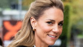 Kate Middleton a Belfast, sfida la pioggia coi tacchi alti e la gonna spaziale