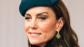 Kate Middleton, l’omaggio al Sultano dell’Oman col cappotto-gioiello