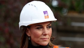 Kate Middleton, casco da cantiere e abbraccio indimenticabile: il ritorno dopo 14 anni in un luogo speciale