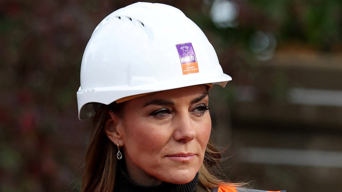 Kate Middleton, casco da cantiere e abbraccio indimenticabile: il ritorno dopo 14 anni in un luogo speciale
