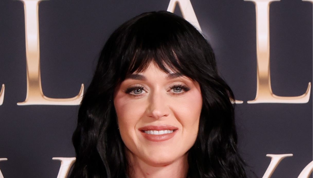 katy perry torna negli anni 2000 frangetta rock e abito vintage di 22 anni fa da Dilei.it katy perry torna negli anni 2000 frangetta rock e abito vintage di 22 anni fa