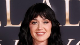Katy Perry torna negli anni 2000: frangetta rock e abito vintage di 22 anni fa