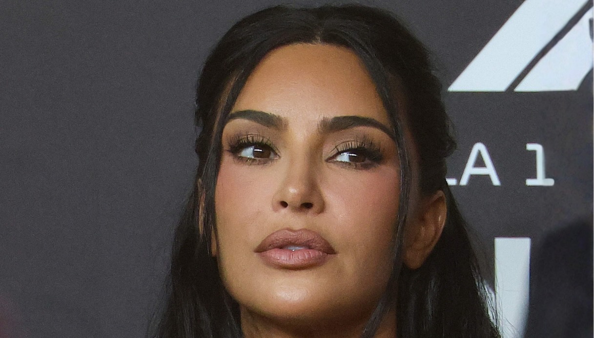 kim kardashian incanta al gp di singapore il corsetto vintage che ruba la scena alla formula 1 da Dilei.it kim kardashian incanta al gp di singapore il corsetto vintage che ruba la scena alla formula 1