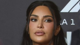 Kim Kardashian incanta al GP di Singapore: il corsetto vintage che ruba la scena alla Formula 1