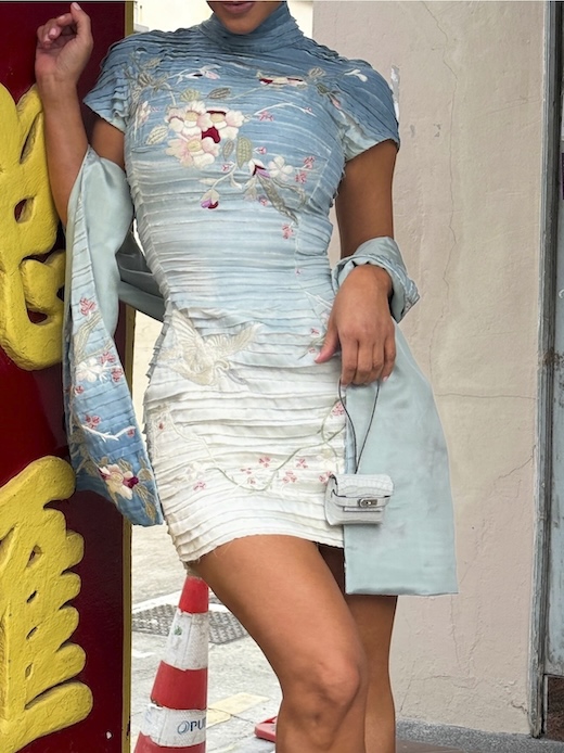 Kim Kardashian a Singapore con minidress Gucci vintage azzurro sfumato, ricami floreali, giacca coordinata e microborsa Herm&egrave;s Kelly