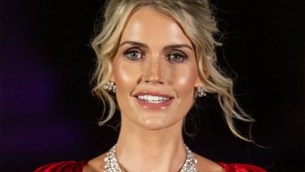 Lady Kitty Spencer strega al British Museum, spacco mozzafiato e diamanti scintillanti