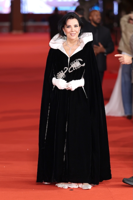 Kris Jenner alla Festa del Cinema di Roma 2026 con il mantello nero di Elizabeth Taylor, guanti bianchi e collana di diamanti