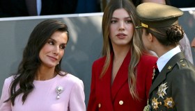 Letizia di Spagna alla Festa Nazionale, look rosa con perle e diamanti: forte contrasto con sua figlia
