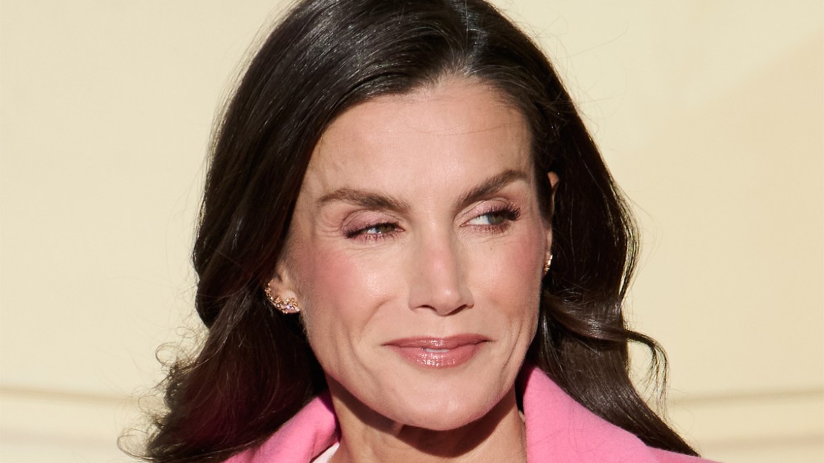 Letizia di Spagna si fa subito notare in Finlandia: cappotto rosa choc da migliaia di euro