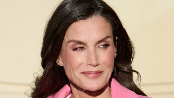 Letizia di Spagna si fa subito notare in Finlandia: cappotto rosa choc da migliaia di euro