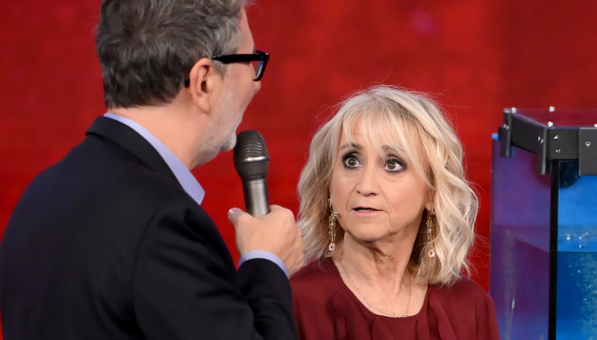 luciana littizzetto compie 62 anni la sorpresa in diretta al tavolo di che tempo che fa da Dilei.it luciana littizzetto compie 62 anni la sorpresa in diretta al tavolo di che tempo che fa