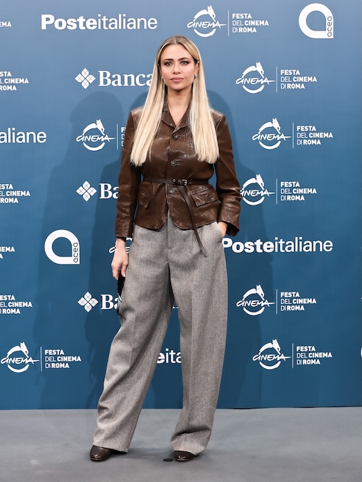 Martina Stella alla Festa del Cinema di Roma 2026 con giacca in pelle marrone stretta in vita e pantaloni sartoriali grigi a gamba larga
