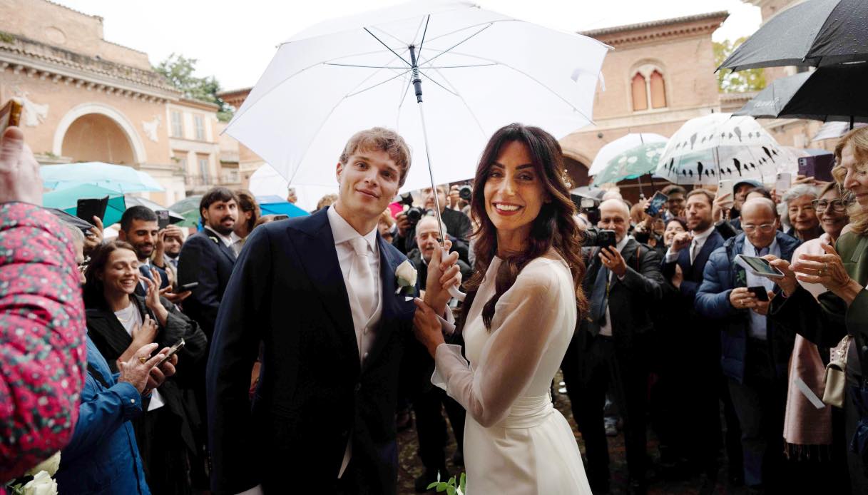Giorgia Cardinaletti e Francesco Bechis, nozze sotto la pioggia tra baci e invitati vip