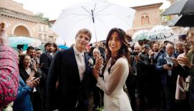 Giorgia Cardinaletti e Francesco Bechis, nozze sotto la pioggia tra baci e invitati vip