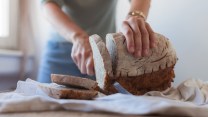 Pane sempre morbido, prova il trucco della mela nel sacchetto di carta