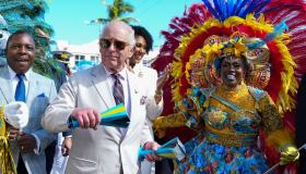 Re Carlo arriva ai Caraibi e fa il balletto