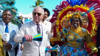 Re Carlo arriva ai Caraibi e fa il balletto