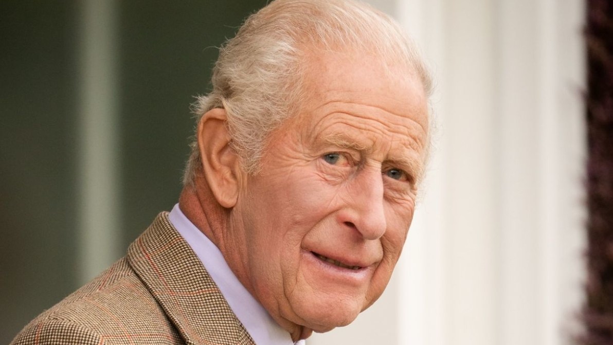 Re Carlo di fronte a un bivio dopo l’uscita pubblica di Harry e Meghan: deve “agire”
