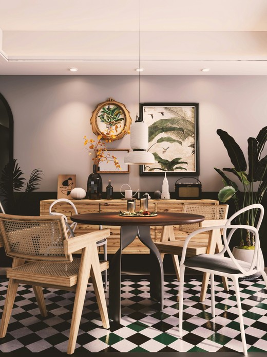 Sala da pranzo con pavimento a scacchiera bianco e nero, tavolo tondo in legno scuro, sedie in legno e paglia di Vienna alternate a sedie bianche, credenza in legno e piante tropicali