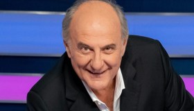 Gerry Scotti in maschera a La Ruota della Fortuna: l’avvertimento simpatico per la moglie