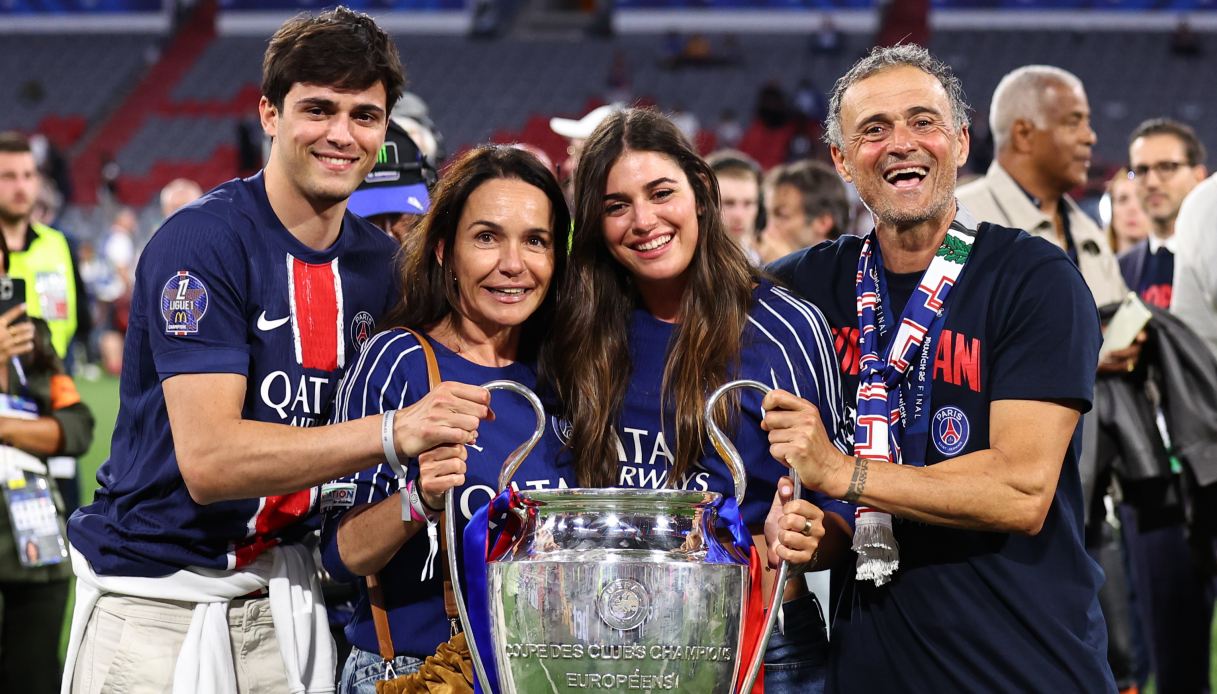Sira Martinez col padre Luis Enrique, la madre Elena Cullell e il fratello maggiore Pacho