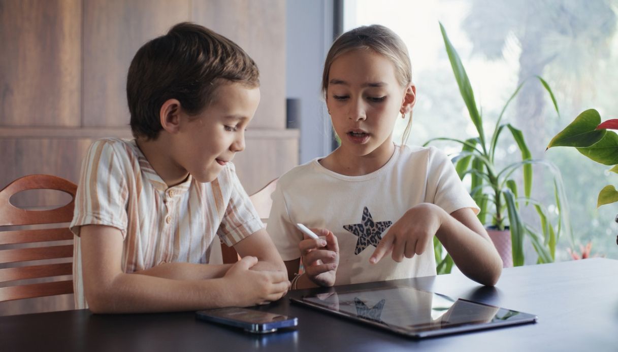 Bambini che giocano sui social