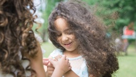 “Perché sei qui?”: le domande di una bimba le cambiano per sempre la vita
