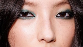 Eyemaxxing, la tecnica virale che risalta i tuoi occhi: ecco come si fa e con quali prodotti
