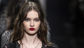 Glossy nude o dark lips, chi vince? In ogni caso, le labbra saranno sempre in primo piano questo autunno
