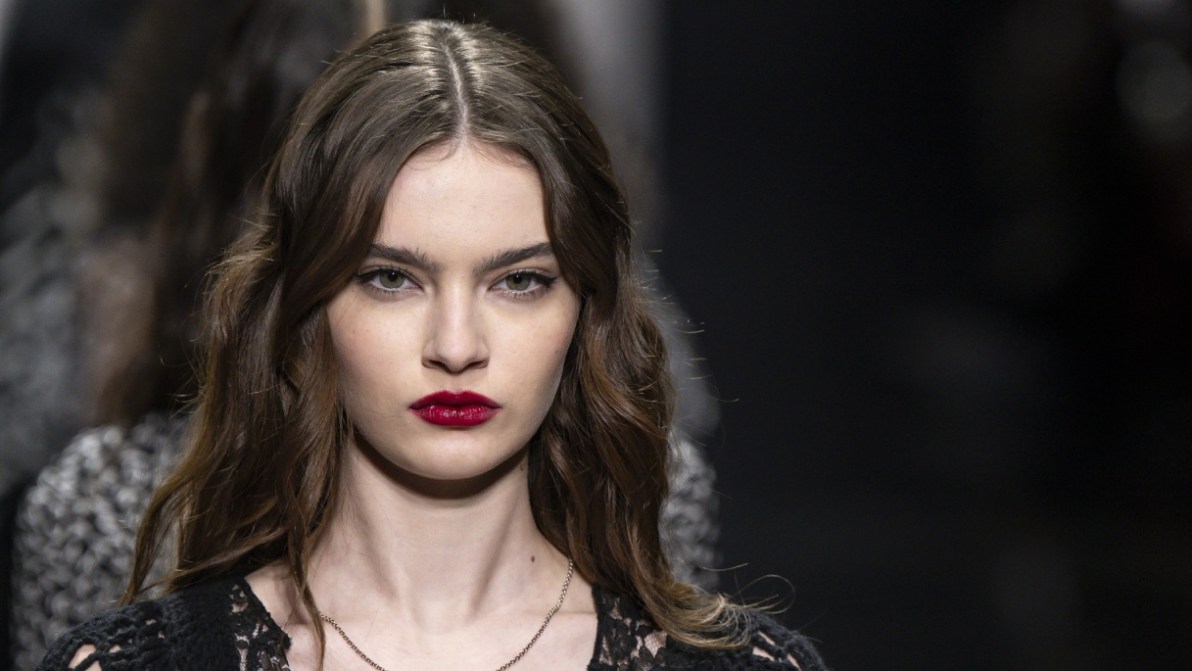 Glossy nude o dark lips, chi vince? In ogni caso, le labbra saranno sempre in primo piano questo autunno