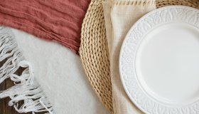 Il ritorno della tovaglia, il gesto che riscalda la tavola d’autunno