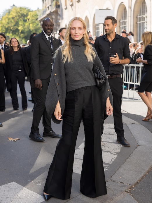 Uma Thurman alla Paris Fashion Week con dolcevita grigio e pantaloni neri