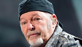 Vasco Rossi, cade durante una passeggiata: “Mi sono operato”. Come sta